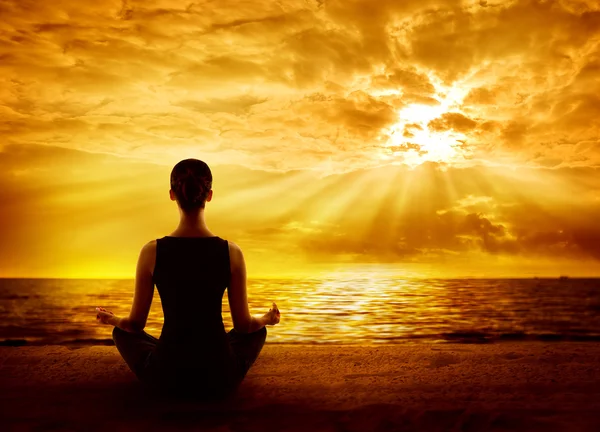 Yoga, mediteren Sunrise, vrouw Mindfulness Meditatie op strand — Stockfoto
