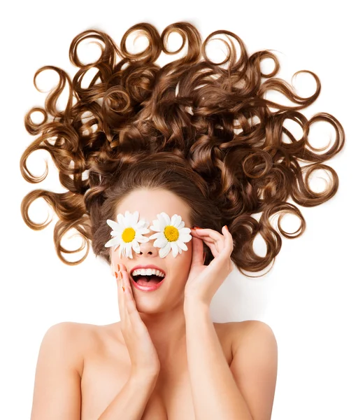 Γυναίκα μπούκλες μαλλιά, χτένισμα κορίτσι, Μαργαρίτα λουλούδια γυαλιά — Φωτογραφία Αρχείου