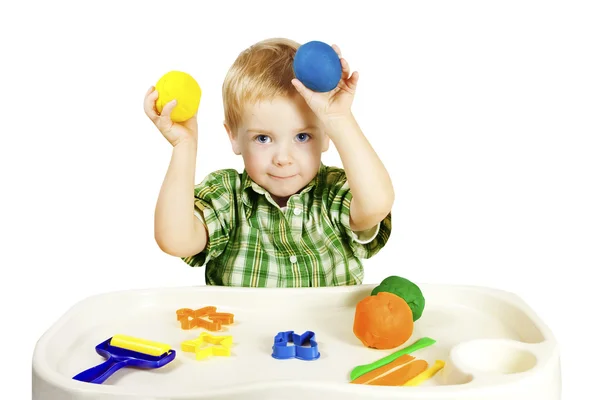 Niño jugando juguetes de arcilla de moldeo, pequeño niño colorido plastilina — Foto de Stock