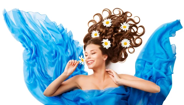 Mulher Cheirando Flor, Happy Girl Flowers Estilo de cabelo em pano — Fotografia de Stock