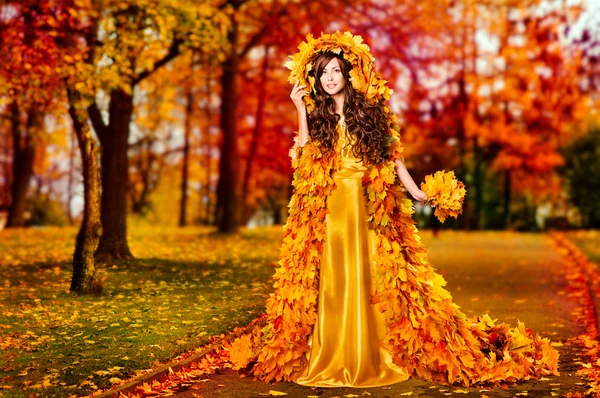 Sonbahar kadın Güz moda elbise ormanda yürüyüş bırakır — Stok fotoğraf