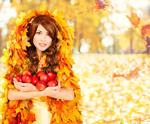 Φύλλα φθινοπώρου μήλα, γυναίκα και φρούτα σε πτώση πτώση ρούχα — Φωτογραφία Αρχείου