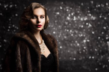 Kürk mantolu zengin kadın, Moda Manken Portresi, Esmer Bokeh arka planında iyi giyinmiş eski moda bayan.