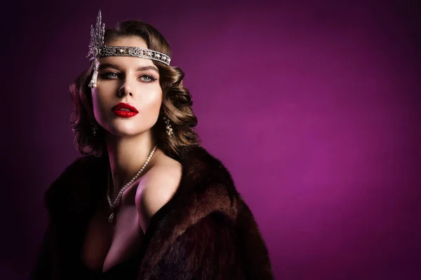 Retro Mode Modell Fur Coat Diadem Kvinna Skönhet Vintage Frisyr — Stockfoto