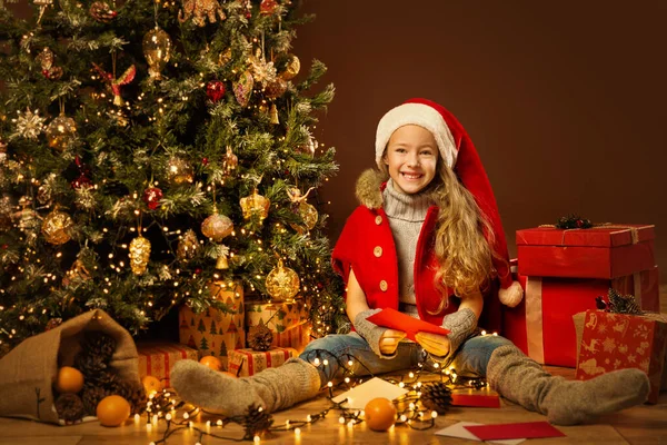 Christmas Child Santa Helper Geschenke Verpacken Glückliches Elfenmädchen Beim Lesen — Stockfoto