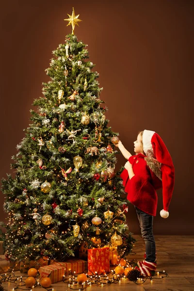 Natal Elfo Criança Santa Chapéu Decorar Árvore Natal Com Bolas — Fotografia de Stock