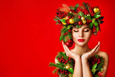 Noel Yüzü ve Eller Kış Bakımı, Kadın Makyajı, Sanat Xmas Ağacı Saç Tarzı, Güzel Portre, Kırmızı El Üstünde Ürün Arayan Model