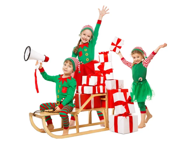 有趣的圣诞节孩子与威震酮准备新年礼物 圣诞老人帮手 雪橇上可爱的小精灵 把圣诞礼物盒装在堆栈里 — 图库照片