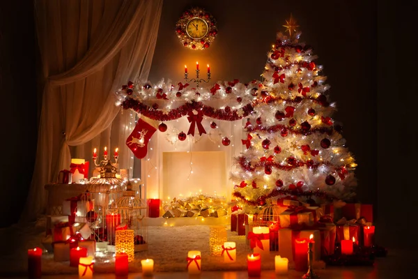 圣诞房室内设计 由灯光装饰的圣诞树 萤火虫和时钟 晚上送礼玩具 蜡烛及花园灯饰 — 图库照片