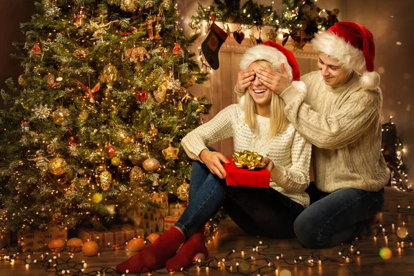 Weihnachten Familie Paar Mit Geschenk Mann Beschenkt Überraschte Frau Neben — Stockfoto