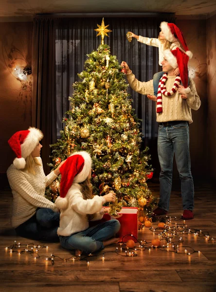 Рождественская Семья Украсит Елку Игрушками Части Дети Шляпах Санта Клауса — стоковое фото