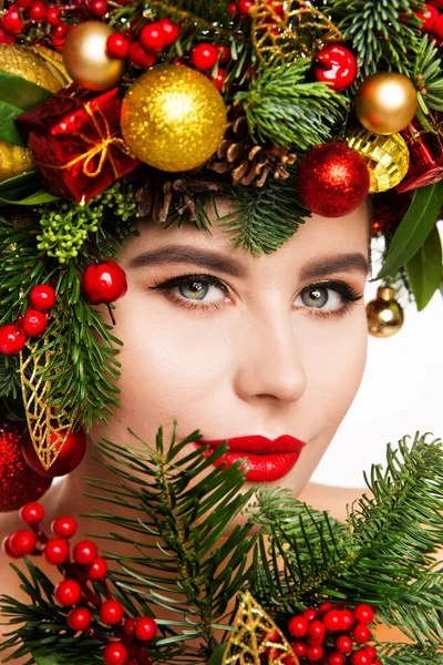 Trucco Viso Donna Natale Bella Ragazza Ritratto Abete Ghirlanda Rossetto — Foto Stock