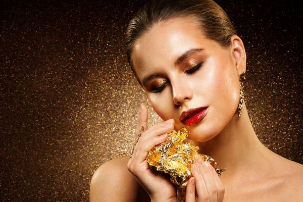 Schöne Frau Mit Goldschmuck Den Händen Model Face Golden Make — Stockfoto