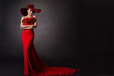 Kırmızı elbiseli ve şapkalı kadın. Çiçekli Uzun Gece Elbisesi 'nde Moda Modeli. Siyah Stüdyo Arkaplanı.