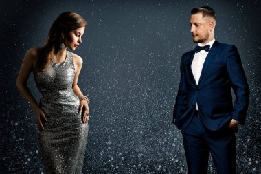 Moda Lüksü Çifti. Cazibeli Kadın ve Yakışıklı Adam. Akşam Elbise ve Takım Elbise 'de şık bir çift. Parlak Arkaplan