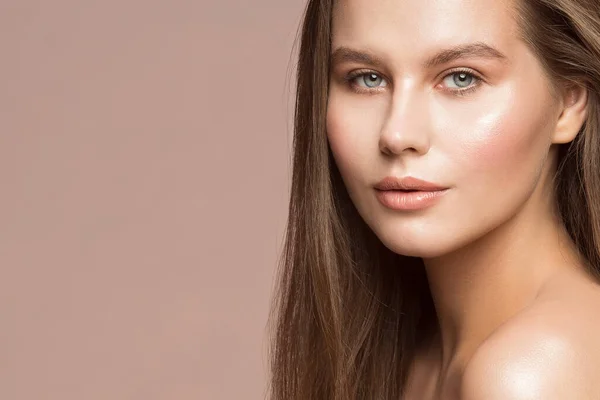 美しいモデル女性のきれいな顔 完璧な新鮮な皮膚 女の子の顔と髪の治療化粧品 — ストック写真