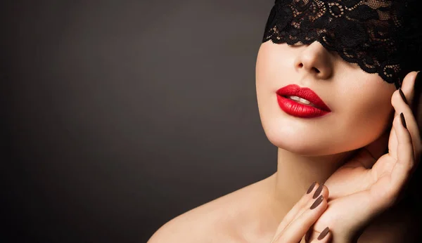 Mujer Máscara Encaje Negro Labios Rojos Sexy Retrato Cara Modelo —  Fotos de Stock