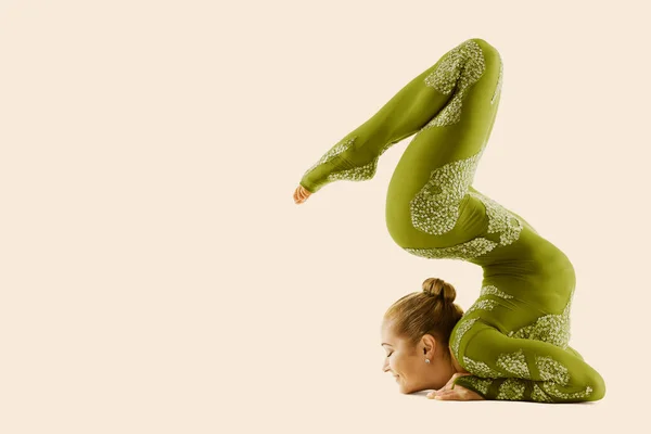 Contorcionista Flexível Circo Performer Acrobat Dançarino Fantasia Verde Yoga Mulher — Fotografia de Stock