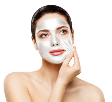 Clay White Mask 'ın yüzünü sıyır. Soyulmuş Kolajen Yüz Bakımı 'nı kaldıran kadın. Beyaz Yüz Bakımı