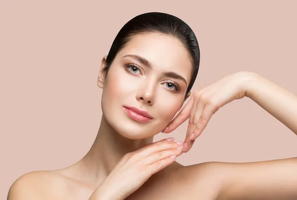 Model Beauty Facial Care Vrouwen Gladde Huidbehandeling Handen Wang Kuuroord — Stockfoto