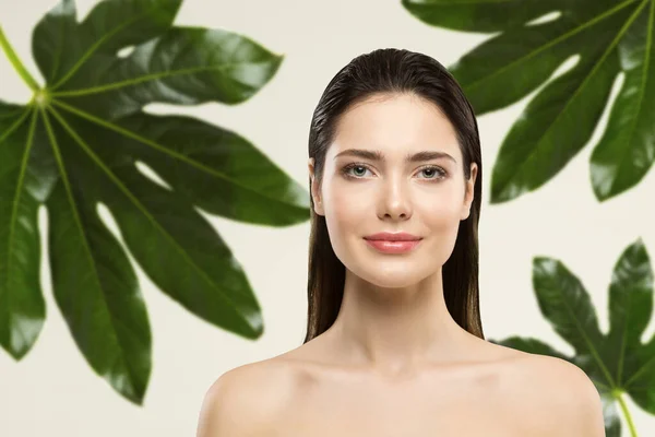 Mujer Belleza Cara Natural Maquillaje Cuidado Cosmético Piel Hoja Verde — Foto de Stock
