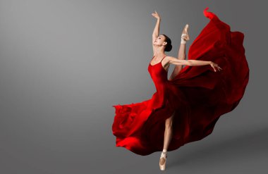 Balerin Dansı. Kırmızı elbiseli balerin tükürük hokkası. Balerin ayakkabılı kadın Gece İpek elbisesiyle dans ediyor Rüzgarda uçan