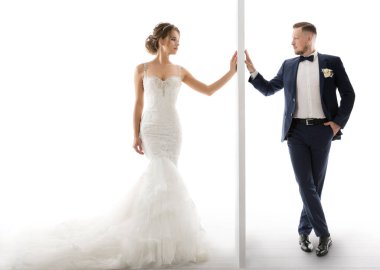 Düğün çifti duvara dokunuyor. Gelin Damat Bariyeri. Aşk Çifti Kadın Evlilik Konsepti