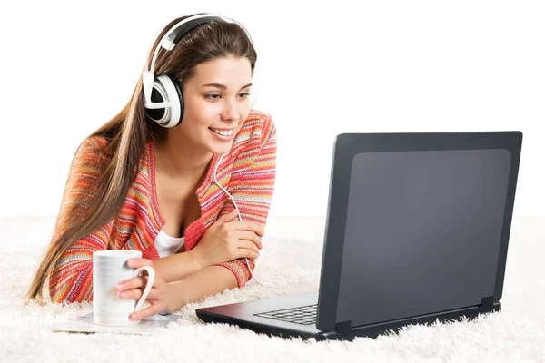 Mujer Sonriente Utilizar Ordenador Portátil Los Auriculares Young Girl Trabaja — Foto de Stock