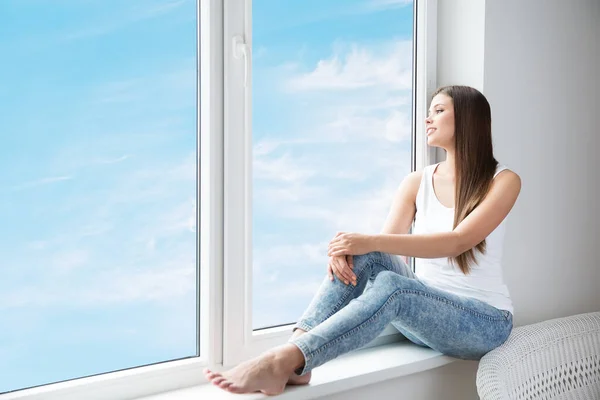 Frau Blickt Auf Fenster Und Träumt Entspannt Hause Attraktive Mädchen — Stockfoto