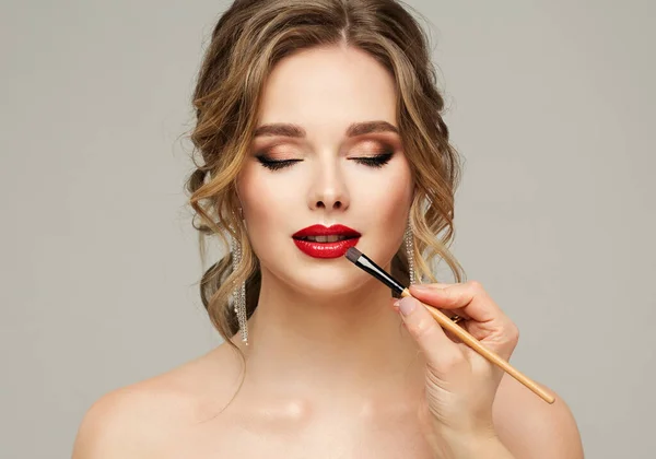 Make Artist Tragen Red Lipstick Auf Beauty Woman Model Trug — Stockfoto