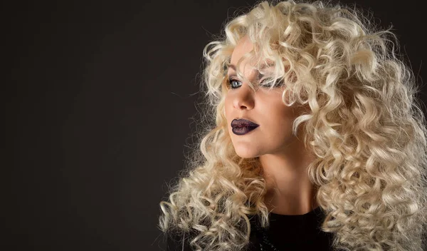 髪の毛の美人 ウェーブヘアスタイルカールとブロンドモデル ファッションは顔を作る グラマーガールポートレート上のブラックスタジオ肖像 — ストック写真