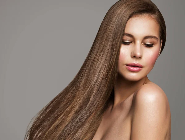 Brunetka Długimi Błyszczącymi Włosami Piękna Modelka Świecąca Twarz Skóry Tworzą — Zdjęcie stockowe