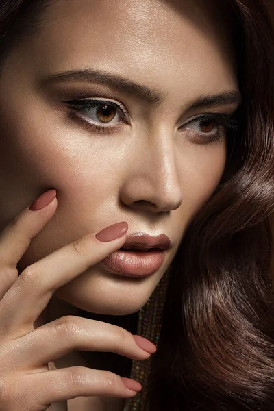 Modèle Beauté Avec Manucure Ongles Maquillage Rouge Lèvres Beige Belle — Photo
