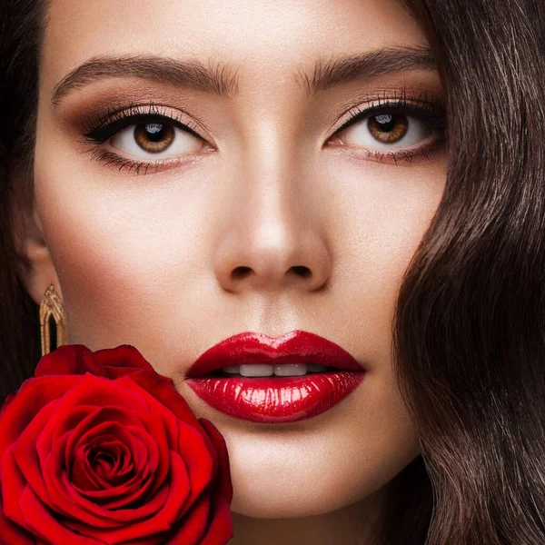 Piękna Kobieta Twarz Czerwona Szminka Portret Różą Modelka Dziewczyna Modelka — Zdjęcie stockowe