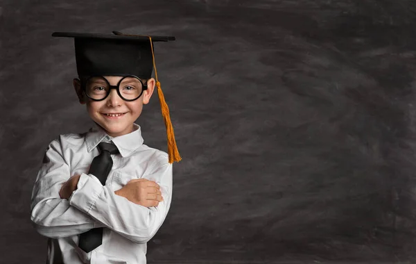 Happy Preschooler Boy Eyeglasses Graduation Hat Blackboard Met Copy Space — Stockfoto