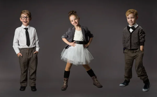 Gruppo Bambini Felici Moda Bambini Ben Vestiti Sfondo Grigio Studio — Foto Stock