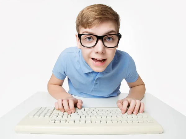Överraskad Barn Med Hjälp Datorns Tangentbord Tonårspojkhackare Som Skriver Laptop — Stockfoto