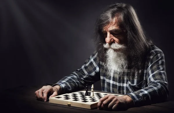 Sad Old Man Playing Chess Looking Last Pieces Alone Depressed — Stock Photo, Image