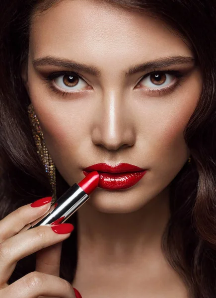 Portrait Beauté Femme Avec Lèvres Rouges Maquillage Modèle Glamour Appliquant — Photo