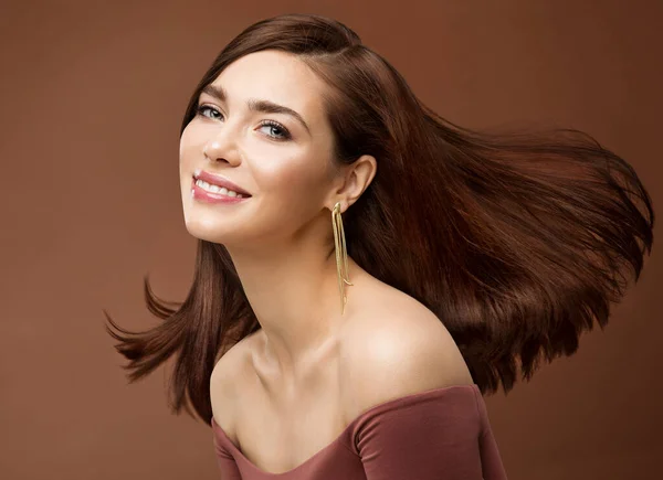 Uśmiechnięta Brunetka Piękna Kobieta Prostymi Włosami Latająca Powietrzu Szczęśliwa Młoda — Zdjęcie stockowe