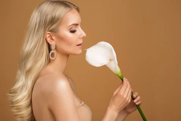 Schoonheidsvrouw Met Calla Lily Flower Elegante Bruid Met Perfecte Make — Stockfoto