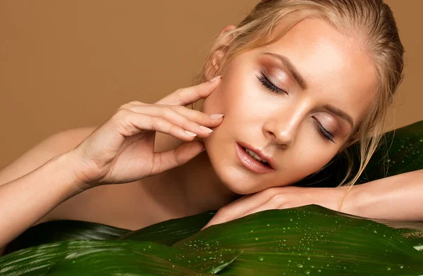 Schönheit Frau Genießt Luxus Massage Spa Auf Grünen Blättern Liegend — Stockfoto
