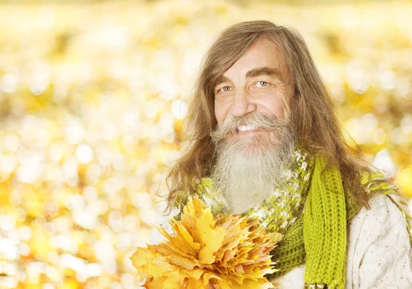 Retrato de anciano mayor, hojas de arce de otoño, anciano ciudadano con barba gris —  Fotos de Stock