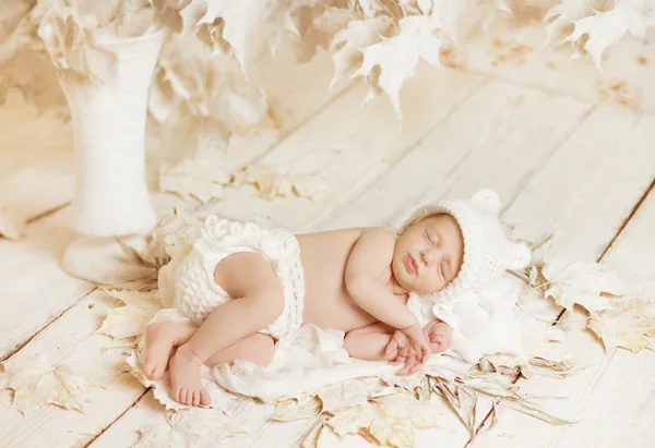 Ritratto del bambino addormentato neonato, Bambino appena nato sdraiato sulle foglie d'arte bianca d'autunno, storia della nanna da sogno — Foto Stock