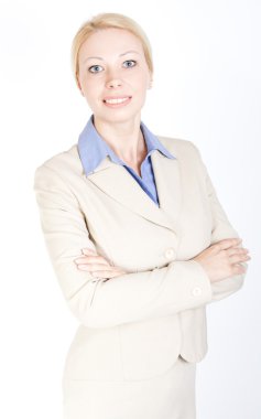 Kameraya bakarak ve gülümseyen bir iş kadını. Beyaz arka plan üzerinde izole.