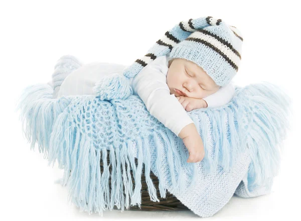 Retrato del bebé recién nacido, niño recién nacido durmiendo en sombrero azul, niño aislado sobre fondo blanco —  Fotos de Stock