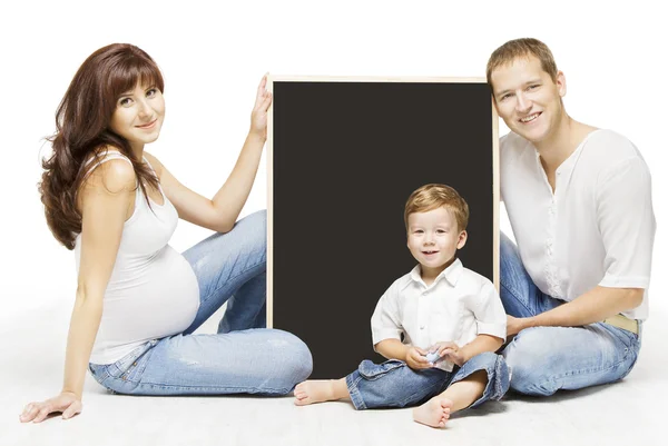 Сімейна реклама Порожня дошка Copyspace. Освіта батьків, вагітна мати батько і дитячий портрет над ізольованим білим тлом — стокове фото