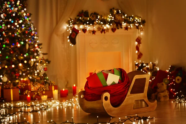 Sleigh de Natal com saco, Saco de trenó cheio de letras, Xmas Kids Mails, Lista de desejos Entrega ao Papai Noel para presentes presentes Brinquedos — Fotografia de Stock