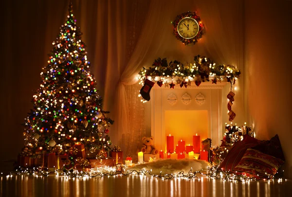 Décoration d'intérieur de chambre de Noël, arbre de Noël décoré par des lumières présente cadeaux jouets, bougies et guirlande éclairage intérieur cheminée — Photo