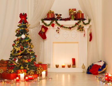 Oyuncaklar, şömine ve mumlar kapalı aydınlatma iç tasarımıyla, ışıklar tarafından dekore edilmiş Xmas ağacı Noel Oda hediyeleri